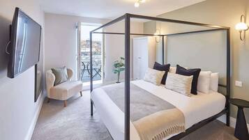 6 bedrooms, iron/ironing board, WiFi, bed sheets