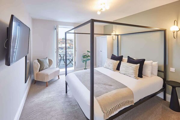 6 bedrooms, iron/ironing board, WiFi, bed sheets