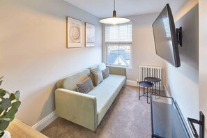 Televisión y oficina 