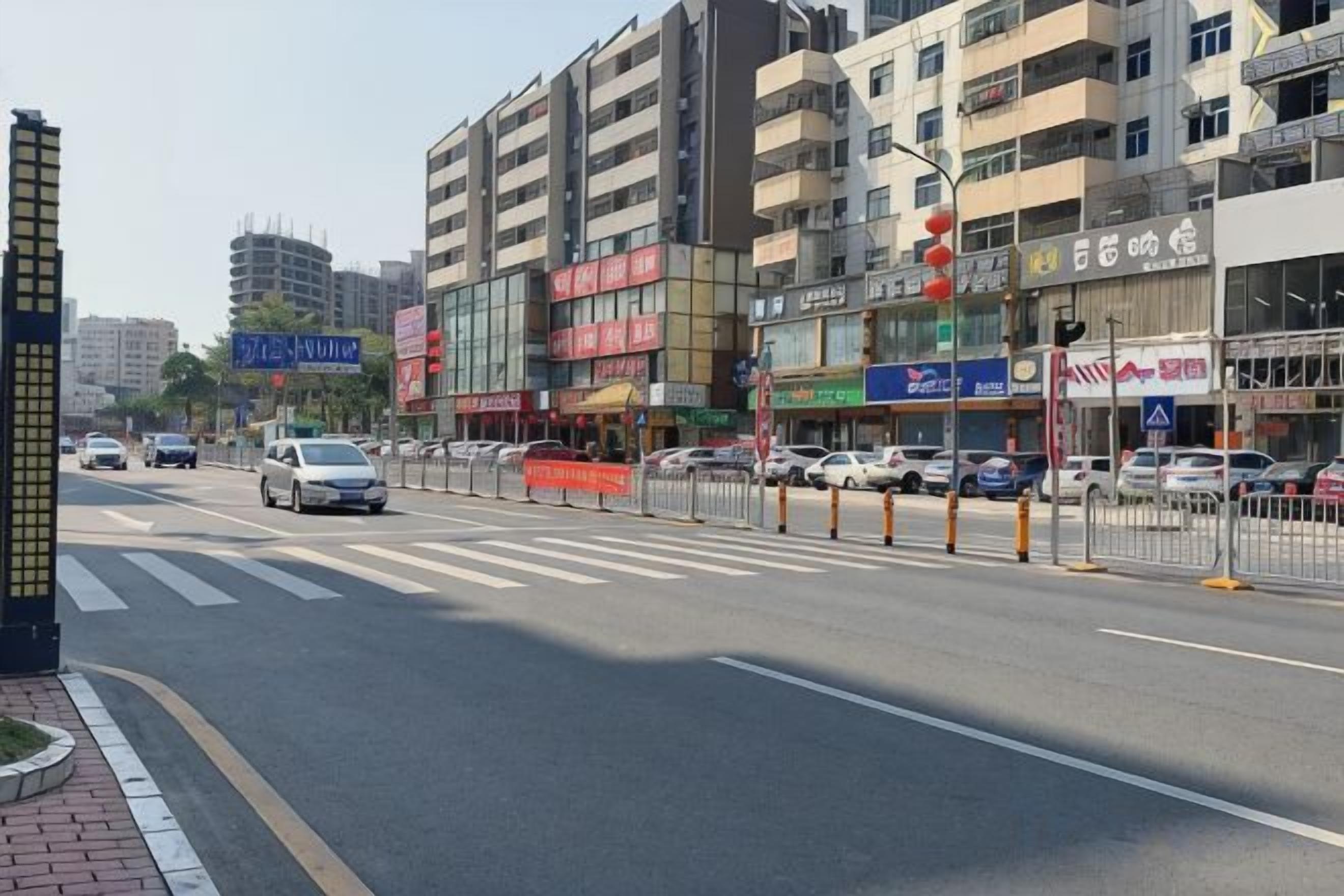 Un immeuble à plusieurs étages, doté d’enseignes commerciales, avec un passage piéton et des véhicules circulant dans une rue de la ville.