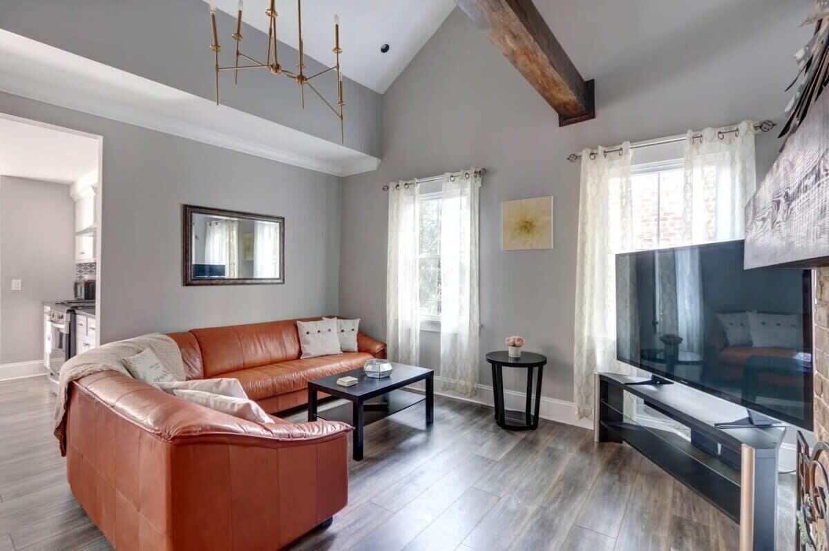 Een televisie en een kantoor