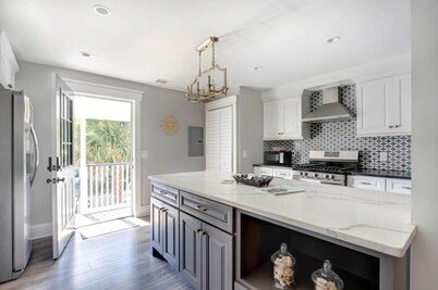 Renovated Victorian Condo Near Forsyth Park