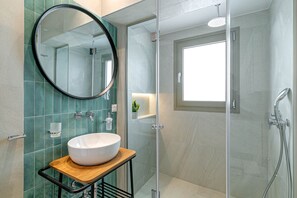 Villa de lujo, baño en la habitación, vista al mar (Villa Anastasia) | Baño | Regadera, regadera tipo lluvia, toallas, jabón 