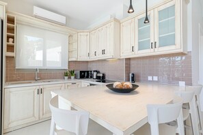 Villa Luxe, salle de bains attenante, vue mer (Villa Anastasia) | Cuisine privée