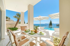 Villa de lujo, baño en la habitación, vista al mar (Villa Anastasia) | Comedor