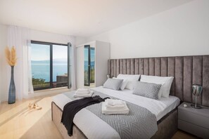 3 bedrooms, desk, iron/ironing board, WiFi