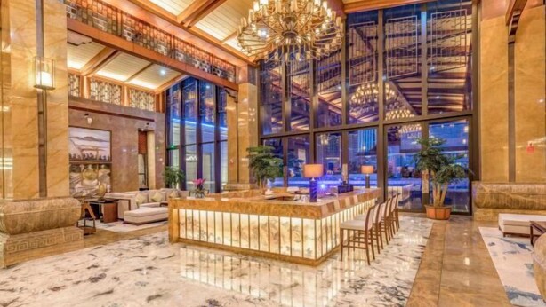 A spacious lobby with a marble floor, a reception desk, and a chandelier. - Yongchang Hotel (Baoshan)