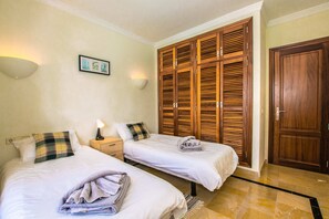 2 slaapkamers, een strijkplank/strijkijzer, gratis wifi, beddengoed