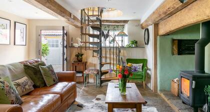 Bramley Cottage Romantic Bolthole Sleeps 2 (Dog Friendly) Near Award Winning Pub