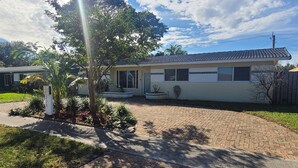 A residential house with a paved driveway, a mailbox, and a garden with various plants. - Hollywood getaway near all points of interest (Hollywood)