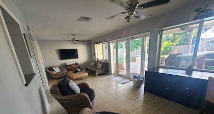 Hollywood paradise near all points of interest