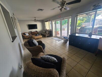 Hollywood getaway near all points of interest
