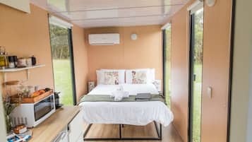 1 bedroom, bed sheets