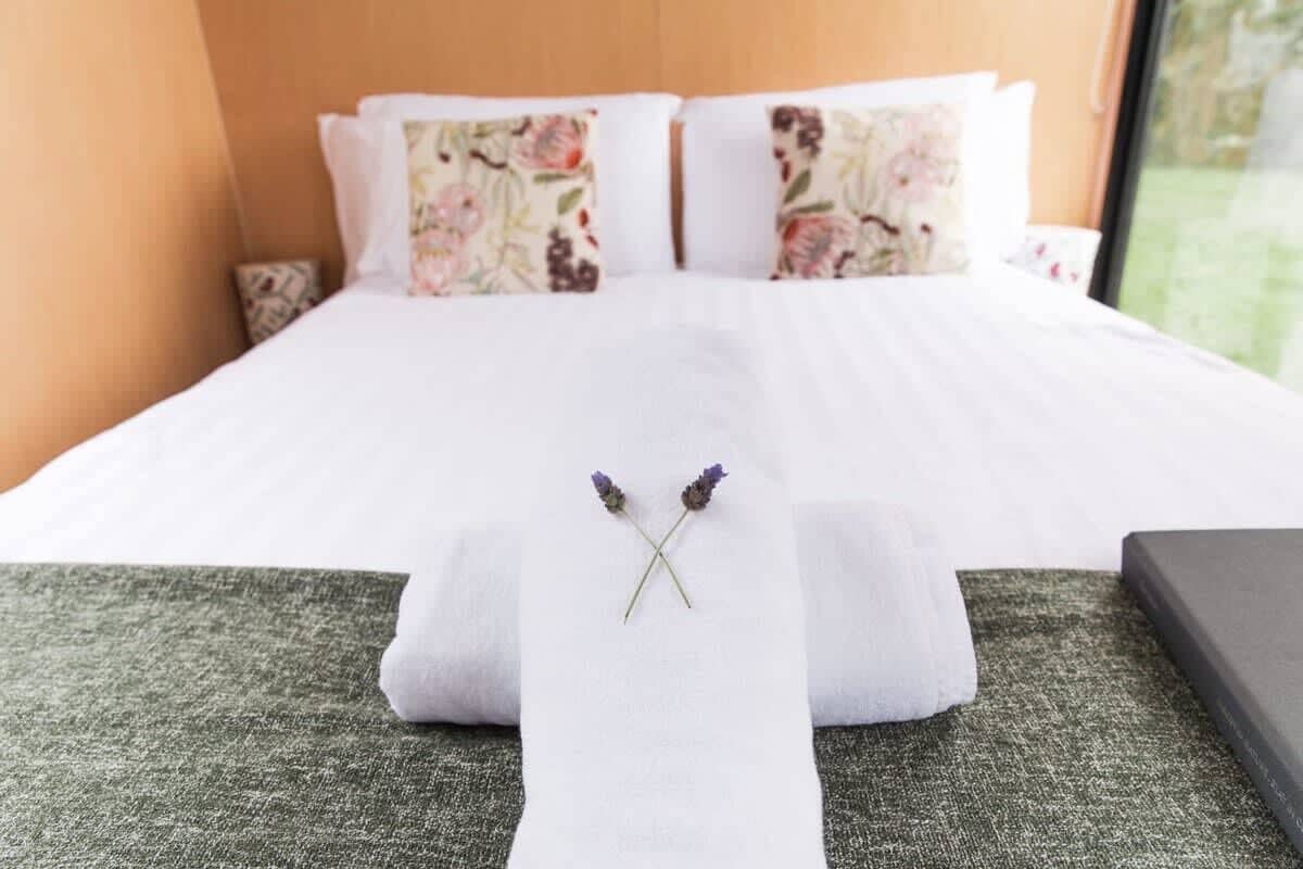 1 bedroom, bed sheets