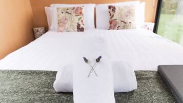 1 bedroom, bed sheets