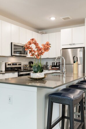 Private kitchen - Luxury 2BR/2BA APT w/Gym, Pool & Free Parking (Atlanta)