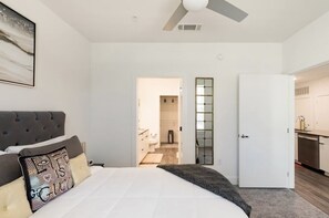 Room - Luxury 2BR/2BA APT w/Gym, Pool & Free Parking (Atlanta)