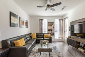 Living area - Luxury 2BR/2BA APT w/Gym, Pool & Free Parking (Atlanta)