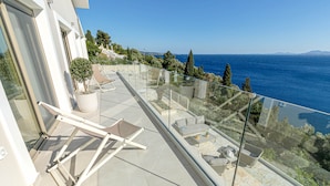 A modern balcony with glass railings overlooking a coastal view. - Kalami Beach - Villa Mara (Corfu)