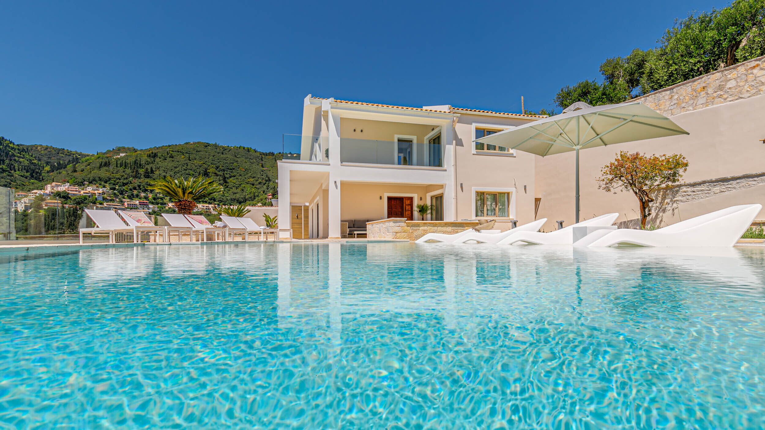 Piscine extérieure, piscine chauffée, parasols de plage, chaises longues