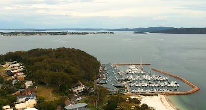 pet friendly - Views- Meters to the Beach & Anchorage Port Stephens