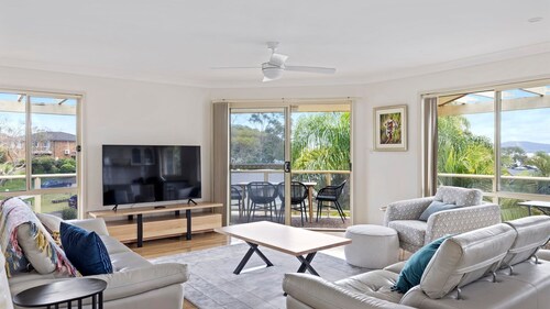 pet friendly - Views- Meters to the Beach & Anchorage Port Stephens