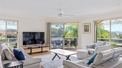 pet friendly - Views- Meters to the Beach & Anchorage Port Stephens