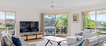 pet friendly - Views- Meters to the Beach & Anchorage Port Stephens