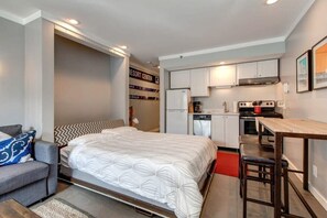 Iron/ironing board, WiFi, bed sheets