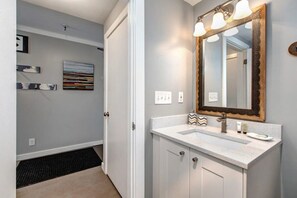 Combined shower/bathtub, hair dryer, towels