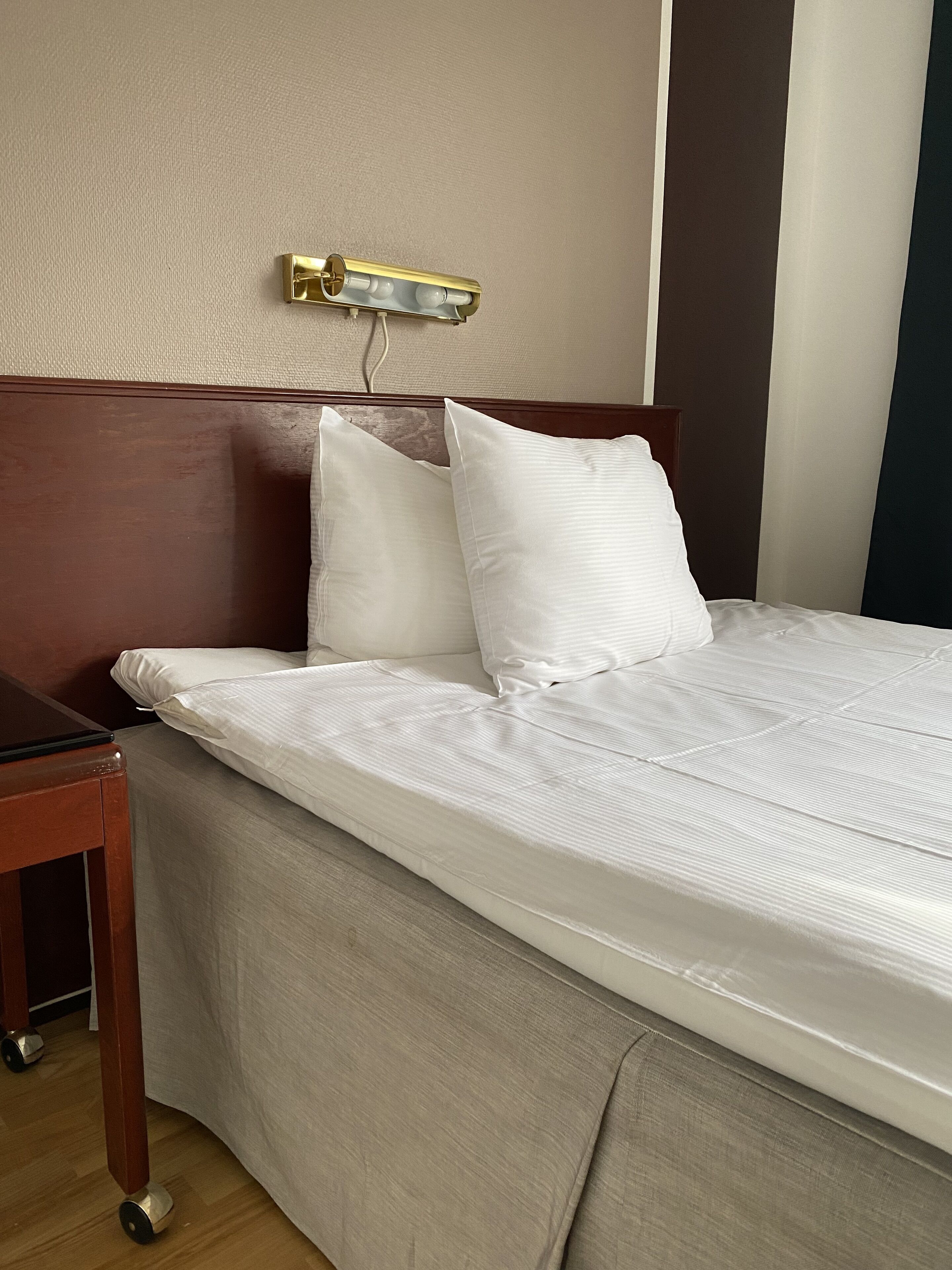 standard single room | 1 bedroom, in-room safe, laptop workspace, blackout curtains