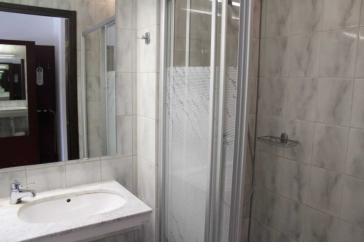 Douche, articles de toilette gratuits, sèche-cheveux