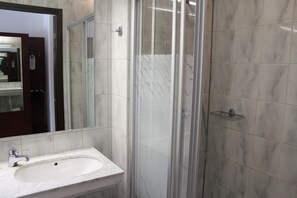 Ducha, artículos de tocador gratuitos, secador de pelo, toallas
