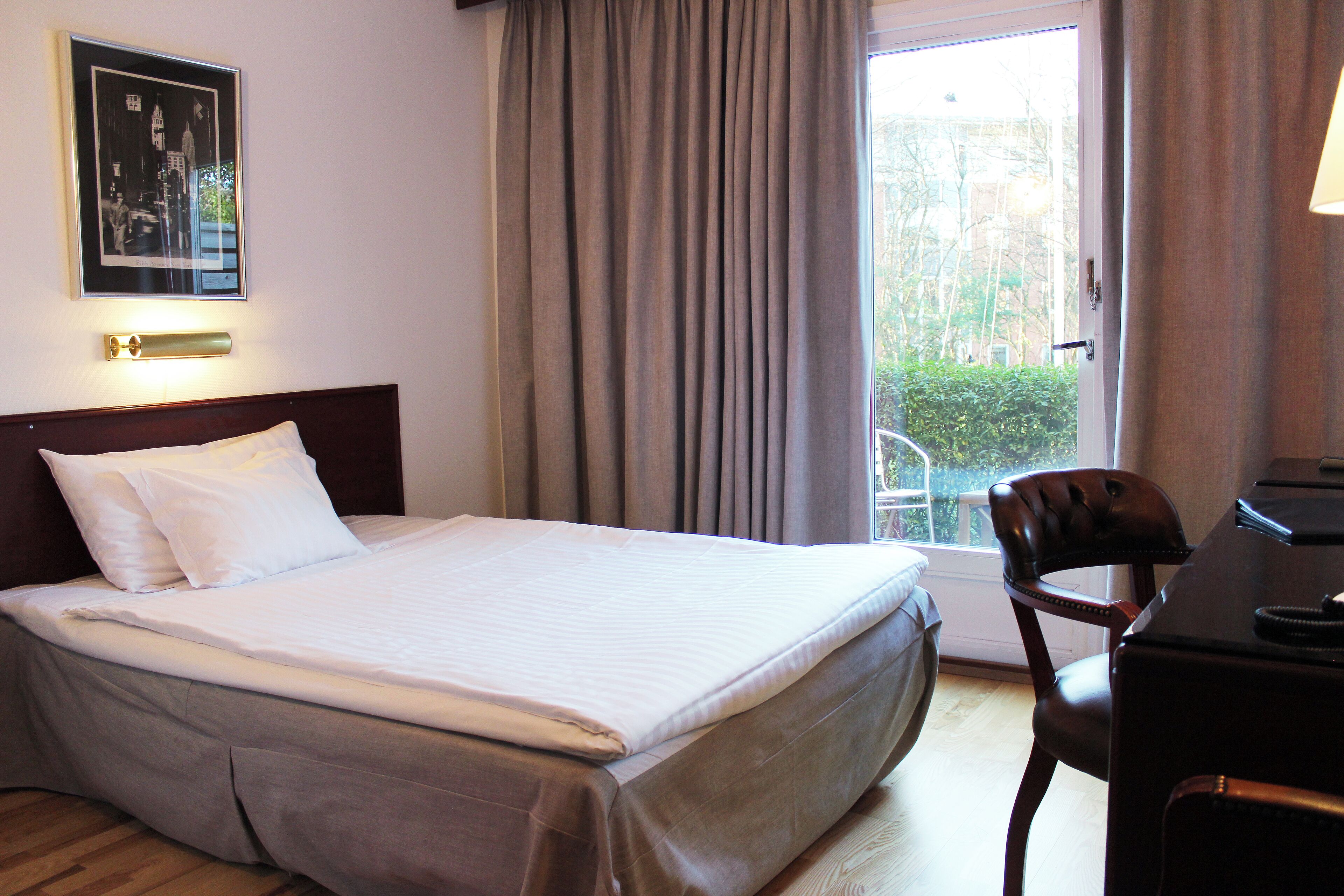 Economy-Doppelzimmer, Terrasse, Gartenblick | Zimmersafe, laptopgeeigneter Arbeitsplatz, Verdunkelungsvorhänge