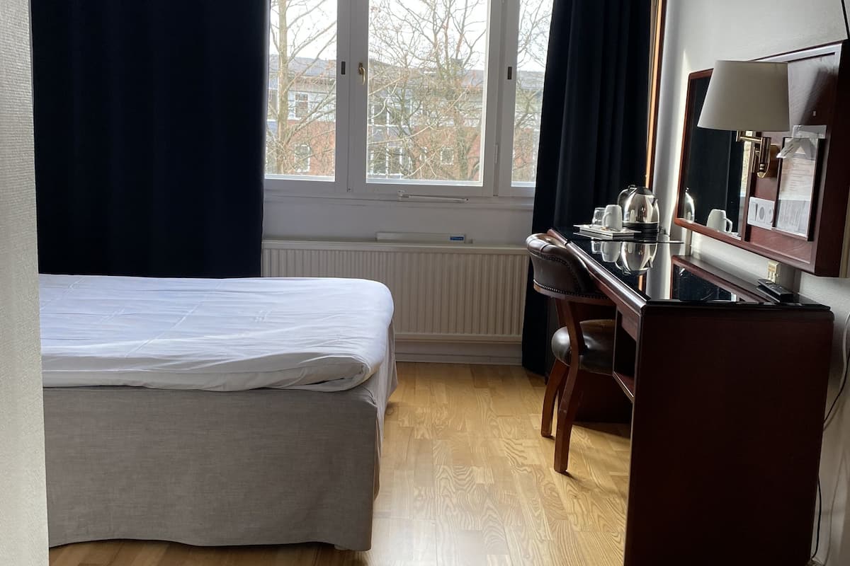 1 bedroom, in-room safe, laptop workspace, blackout curtains