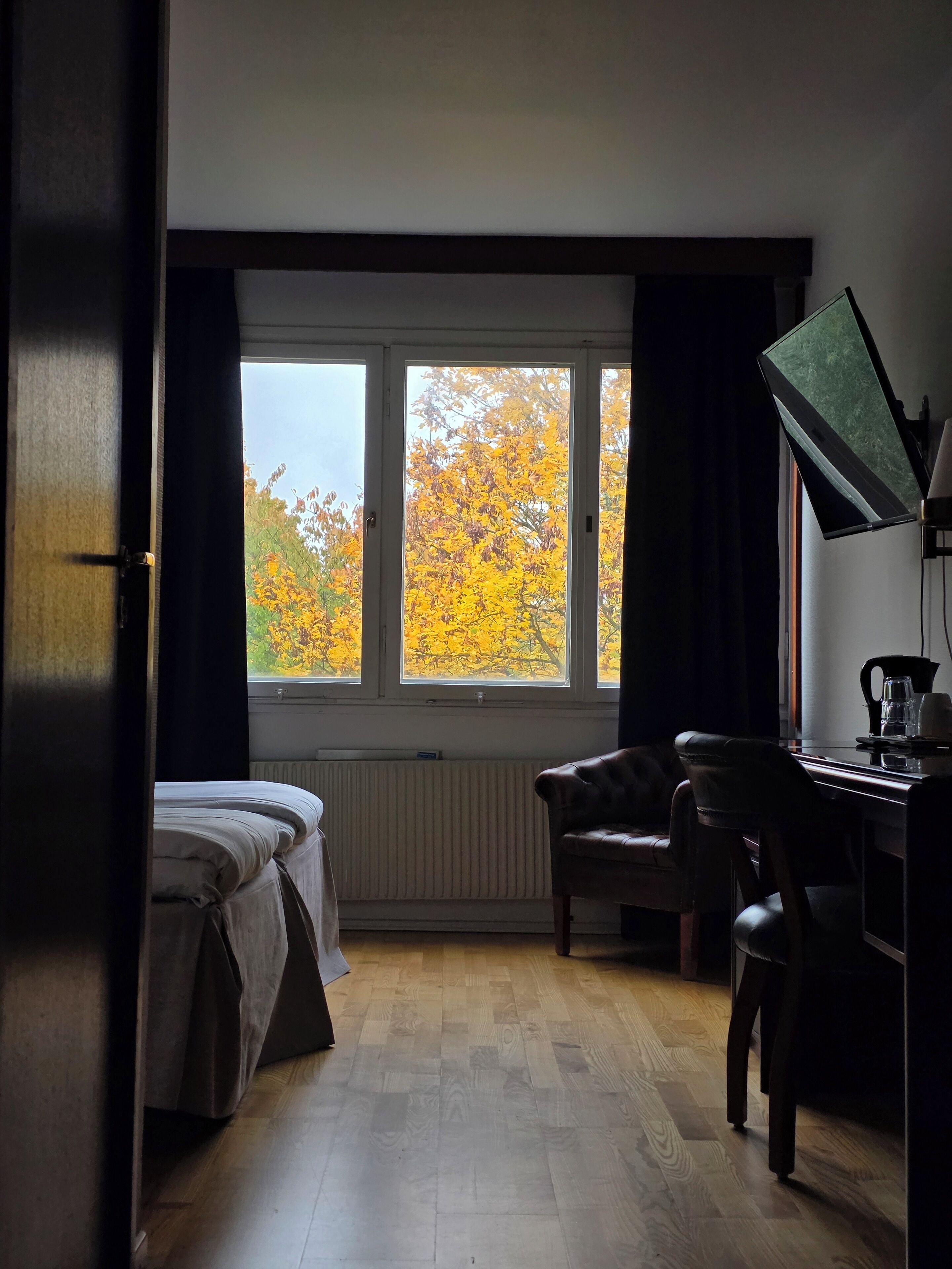 Habitació amb dos llits individuals, 2 llits individuals, vistes al jardí | Caixa forta a l'habitació i espai de treball apte per a portàtils 