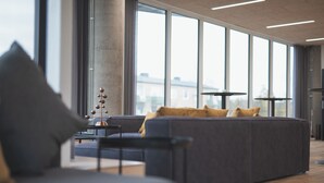 Una sala de estar moderna con un sofá modular, una mesa de centro y una lámpara.