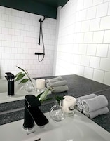 Ducha, artĂculos de tocador gratuitos, secador de pelo, toallas