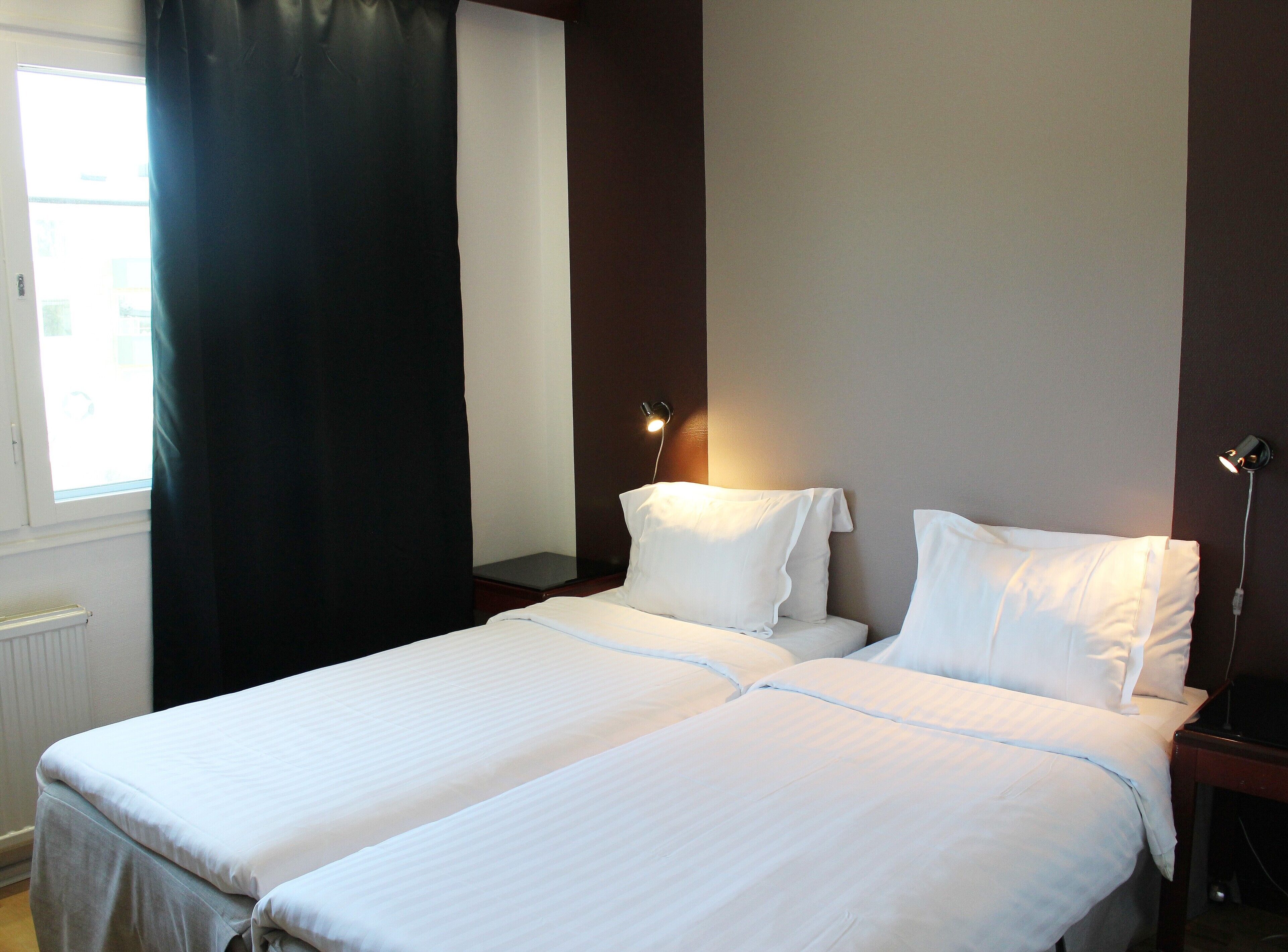 Cofres nos quartos, espaço de trabalho para notebook, cortinas blackout