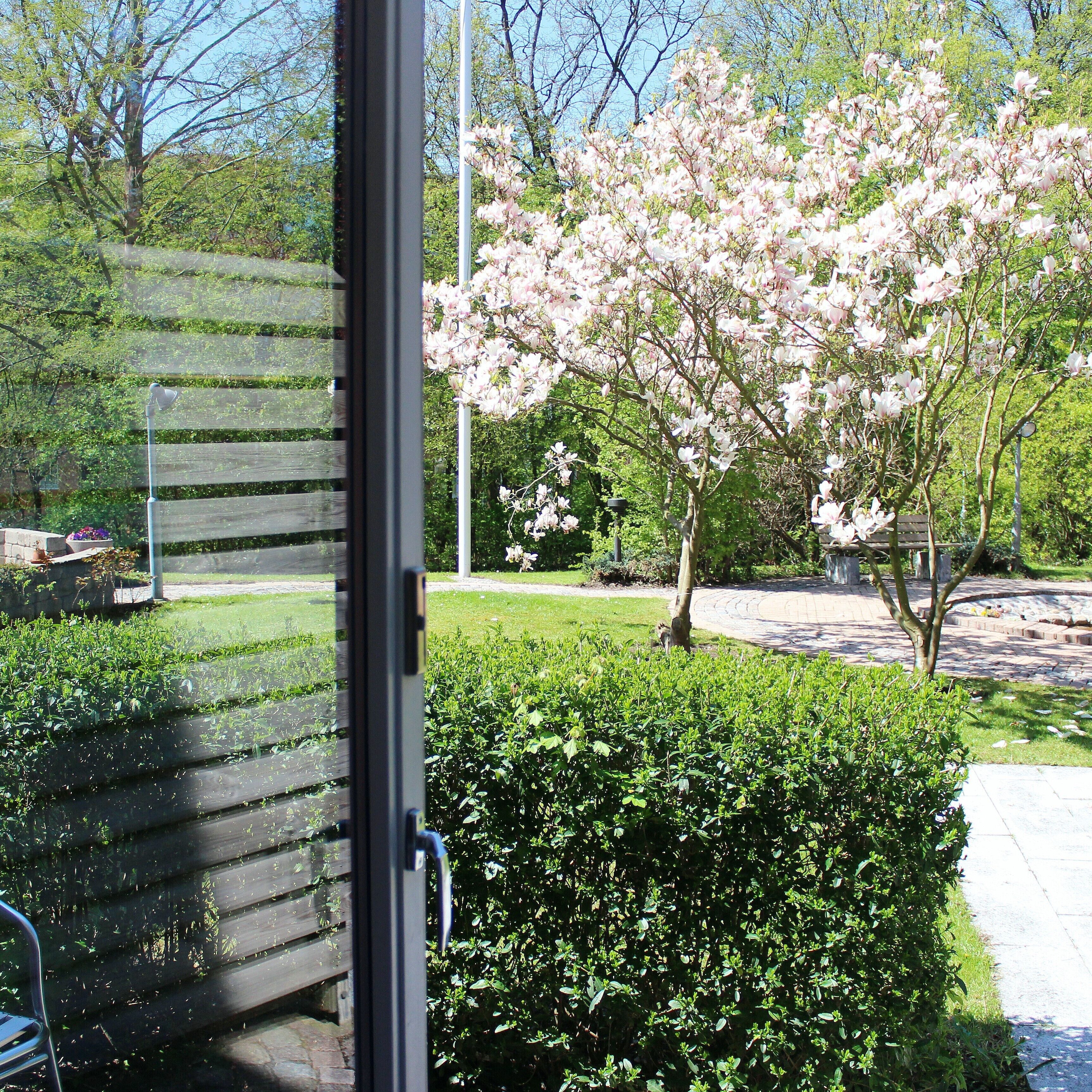 Habitació doble econòmica, terrassa, vistes al jardí | Caixa forta a l'habitació i espai de treball apte per a portàtils 