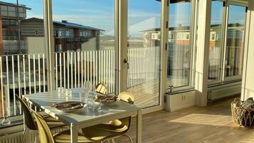 Business-Apartment, Balkon | Wohnbereich | 43-Zoll-Flachbildfernseher mit Kabelempfang, Fernseher