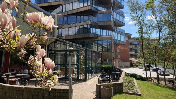 Un edificio moderno con varios balcones y fachada de vidrio.