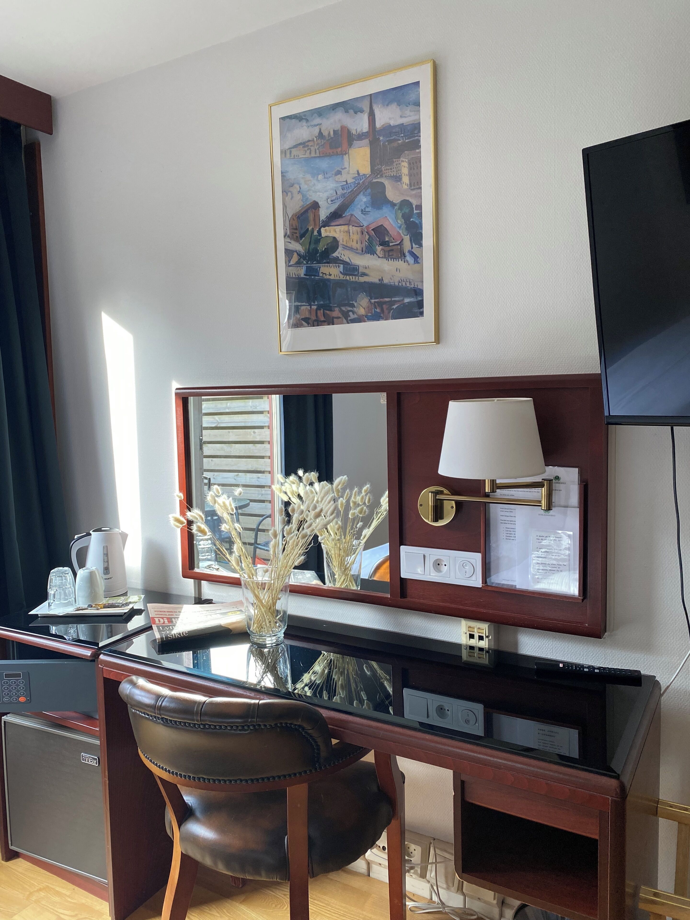 Caixa forta a l'habitació i espai de treball apte per a portàtils 