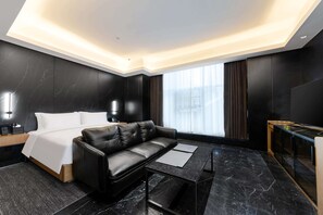 Minibar, in-room safe, desk, WiFi - Ramada by Wyndham Wuhan Hankou (Wuhan)