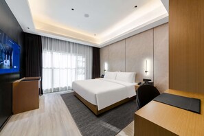 Minibar, in-room safe, desk, WiFi - Ramada by Wyndham Wuhan Hankou (Wuhan)