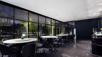 供应早餐、午餐和晚餐,中国菜