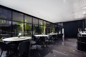 供应早餐、午餐和晚餐，中国菜