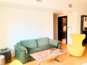 Design Apartment (2 Bedrooms) | Ruang tamu | 0 cm televisyen plasma dengan satelit, TV 