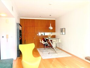 Design-Apartment (2 Bedrooms) | Wohnzimmer | 0-cm-Plasmafernseher mit Satellitenempfang, Fernseher