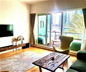 Design-Apartment (2 Bedrooms) | Wohnzimmer | 0-cm-Plasmafernseher mit Satellitenempfang, Fernseher